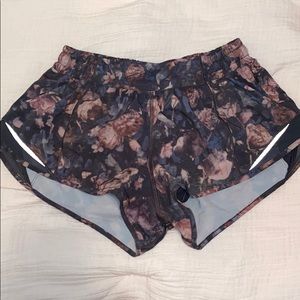 COPY - lululemon hotty hot shorts 2.5” rose patte…